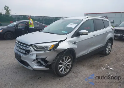 2017 Ford Escape Titanium z USA, uszkodzony, nr VIN 1FMCU9JD7HUB87034
